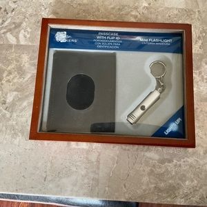 DOCKERS Mini Flashlight & ID Wallet in Wooden Tray